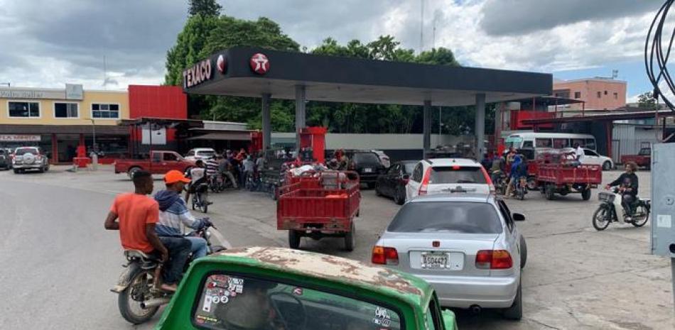 Largas filas para echar combustibles en Dajabón, foto LD