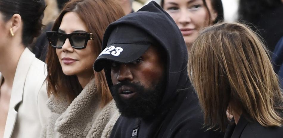 El rapero estadounidense Kanye West (centro) asiste al desfile de moda Primavera-Verano 2023 de Givenchy durante la Semana de la Moda de Mujer de París, en París, el 2 de octubre de 2022.
JULIEN DE ROSA / AFP