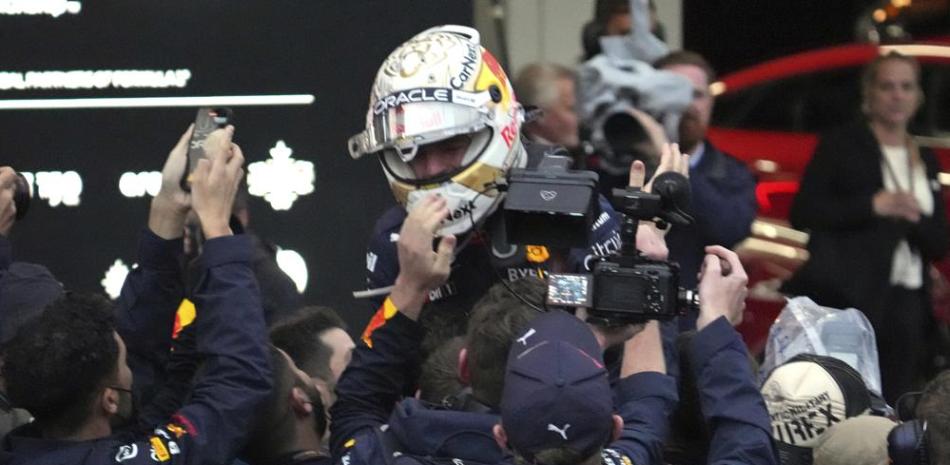 El piloto holandés de Red Bull celebra con su equipo tras ganar el Gran Premio de Suzuka.