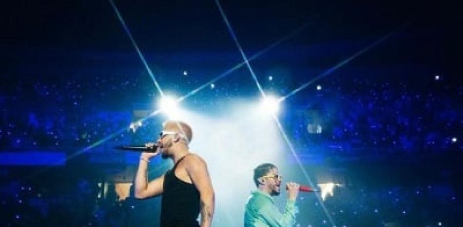 Bab Bunny canta junto al artista Mora en concierto. Foto extraída de Instagram.