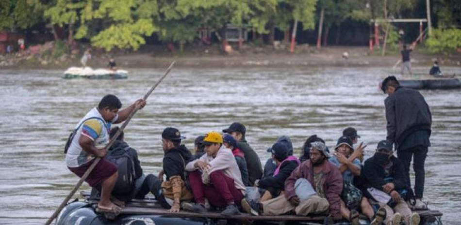 Migrantes cruzando un río.