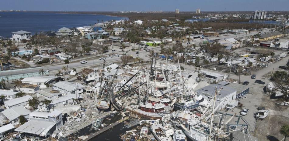 En esta foto tomada con un dron, barcos camaroneros yacen sobre lo que era un parque de casas móviles, tras el paso del huracán Ian, en la isla de San Carlos, en Fort Myers Beach, Florida, el 7 de octubre de 2022.

Foto: AP /Rebeca Blackwell