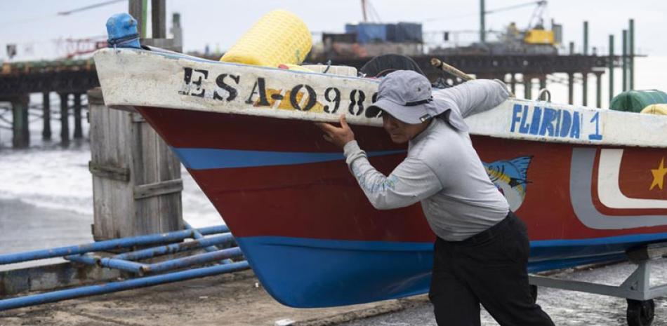 Un pescador aseguro un bote en El Calvador. AP