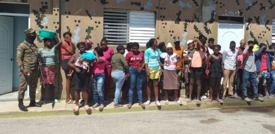 Ilegales haitianos detenidos. Foto: Migración.