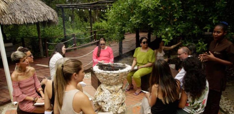 Mujeres de varios países iberoamericanos realizan ejercicios de relajación y sanación espiritual durante el primer coloquio internacional sobre el Síndrome de ASIA. Foto: EFE