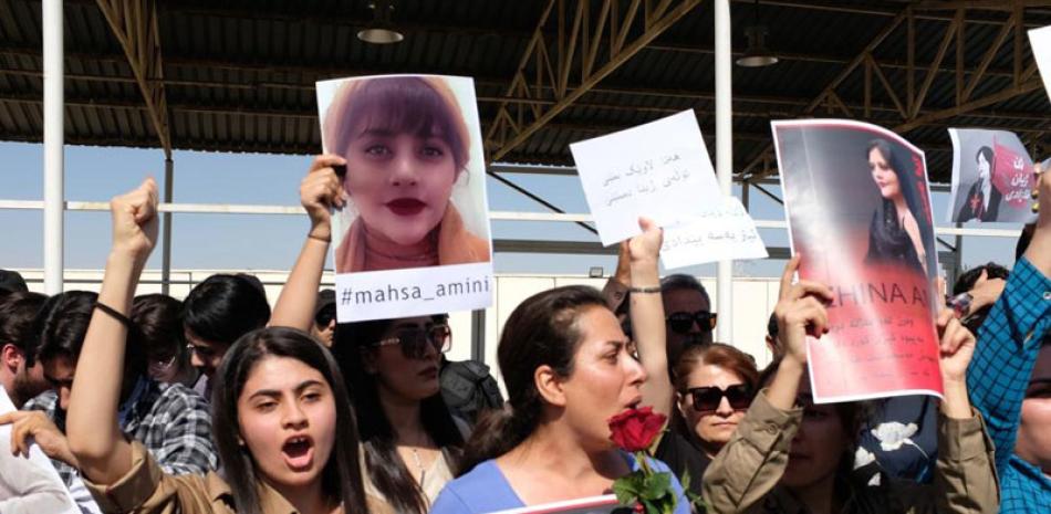 Manifestantes se reúnen frente a la sede de la ONU en Erbil. AP