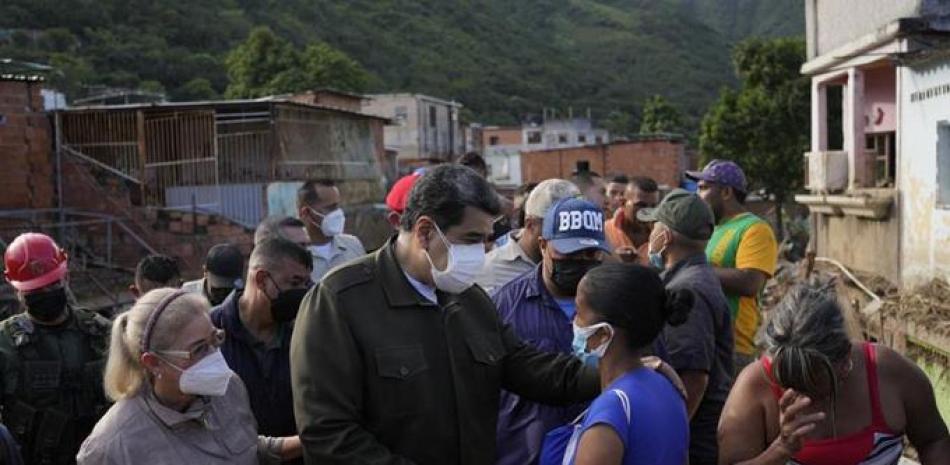 Maduro visitó a damnificados en Las Tellerías. efe