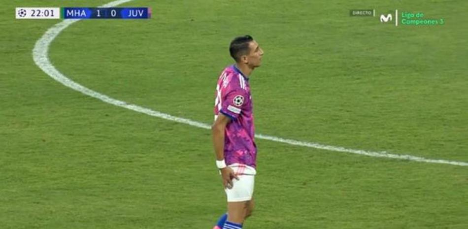 Angel Di María se agarra la parte superior del muslo derecho, luego de lsatimarse en un partido con la Juventus