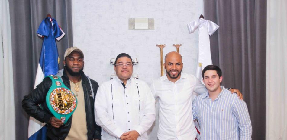 Adames, campeon mundial de boxeo, en compañía de Francisco Camacho, ministro de Deportes, Héctor García, campeón mundial de la AMB y Jimmy Llibre, destacado piloto dominicano.