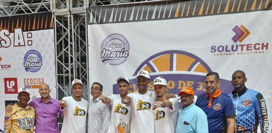 Integrantes del Team Hipólito, ganador del segundo clásico de baloncesto 3X3 Santos Ceballos, junto a los organizadores y patrocinadores.