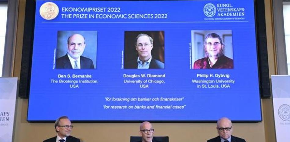 De izquierda a derecha, en la pantalla, se ven los premiados: Ben S. Bernanke, Douglas W. Diamond y Philip H. Dybvig. ap