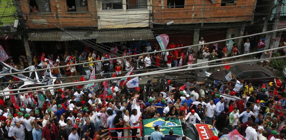 Lula visita favela. AP.