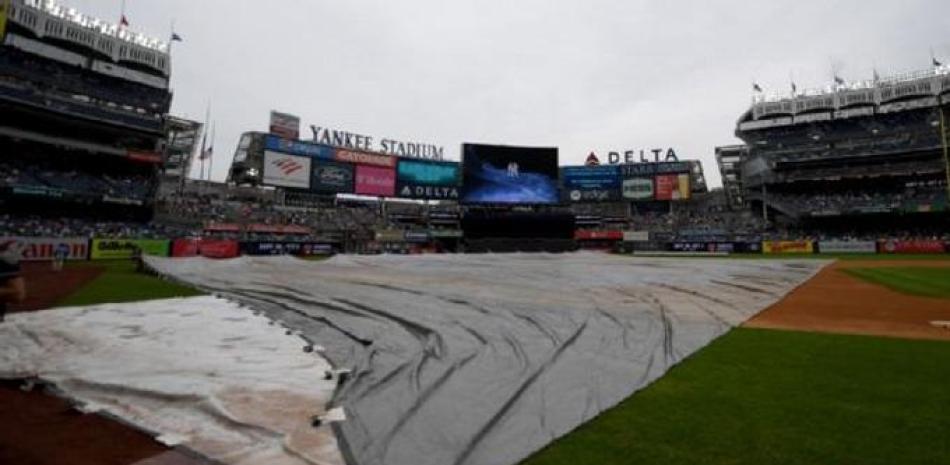 Desde temprano este jueves el terreno de juego en el Yankees Stadium está cubierto con las lonas