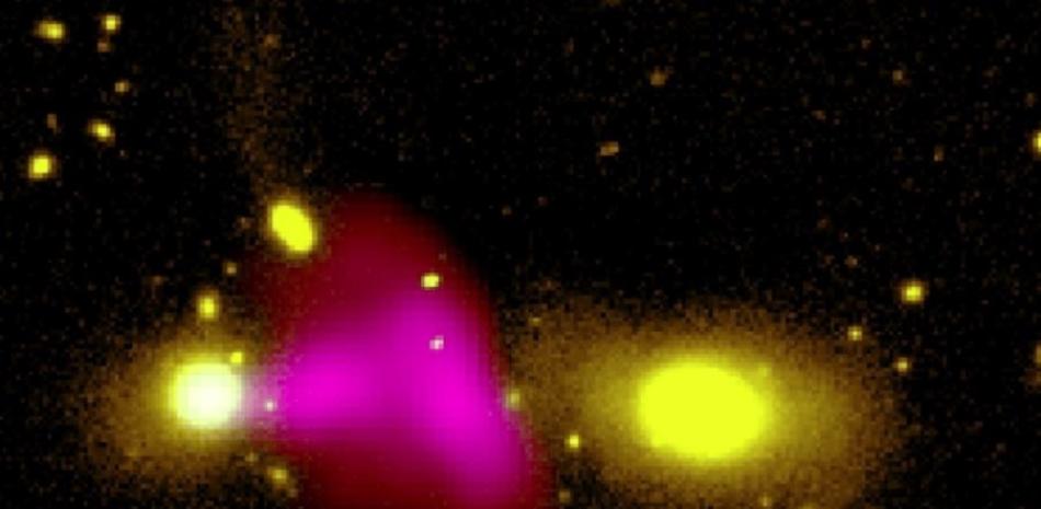 Imagen del agujero negro dentro de la galaxia RAD12 arrojando una gran burbuja de radio unipolar sobre su galaxia compañera en fusión. | EP