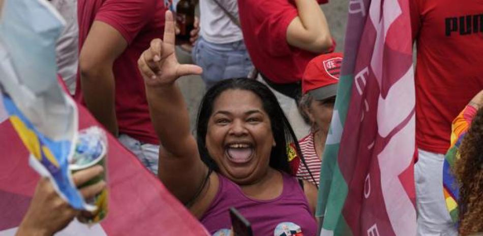 Una simpatizante de  Lula da Silva, hace la señal de la L de Lula durante un evento de campaña, ayer.   AP