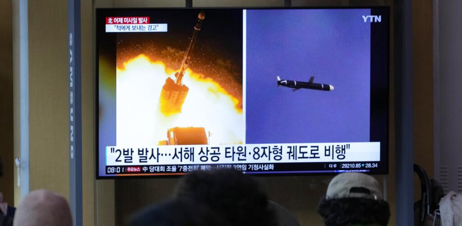Una pantalla de televisión muestra imágenes de archivo del lanzamiento de un misil de Corea del Norte durante un programa de noticias en la estación de tren de Seúl en Seúl, Corea del Sur, el jueves 13 de octubre de 2022. AP