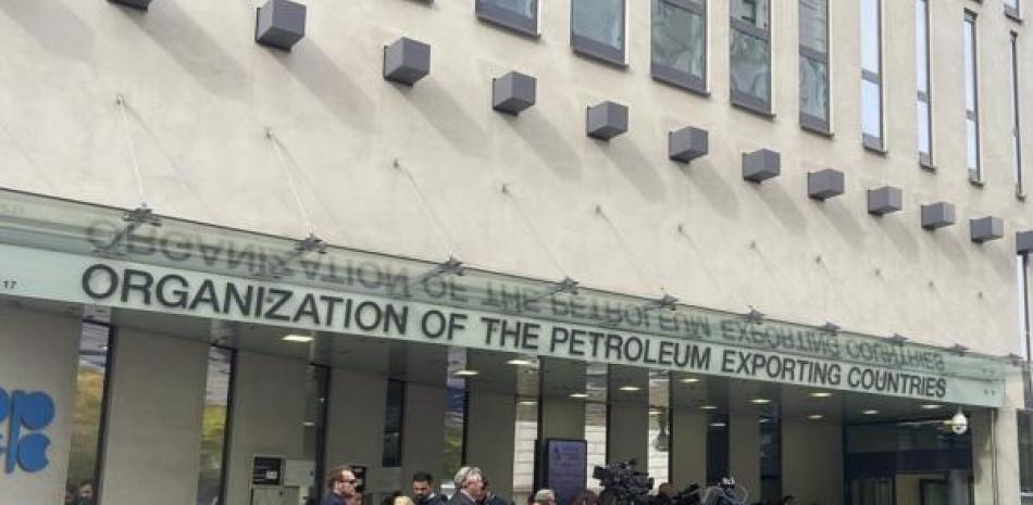 Personas y medios se reúnen en la entrada del edificio de la Organización de Países Exportadores de Petróleo, OPEP, en Viena, Austria, el 5 de octubre de 2022. ap