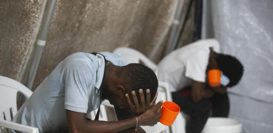 Pacientes con síntomas de cólera permanecen en un centro de observación en una clínica dirigida por Médicos Sin Fronteras en Puerto Príncipe, Haití, el viernes 7 de octubre de 2022. (AP Foto/Odelyn Joseph)