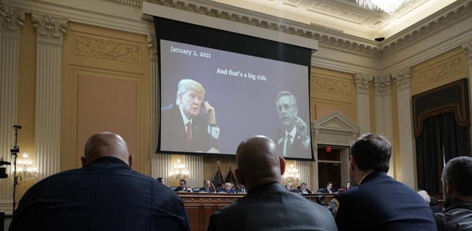 Los asistentes a una audiencia de la comisión de la Cámara de Representantes que investiga el asalto al Capitolio de EE.UU escuchan una grabación de audio en la que se escucha al entonces presidente Donald Trump hablando con el secretario de gobierno de Georgia, Brad Raffensperger, el jueves 13 de octubre de 2022. ap