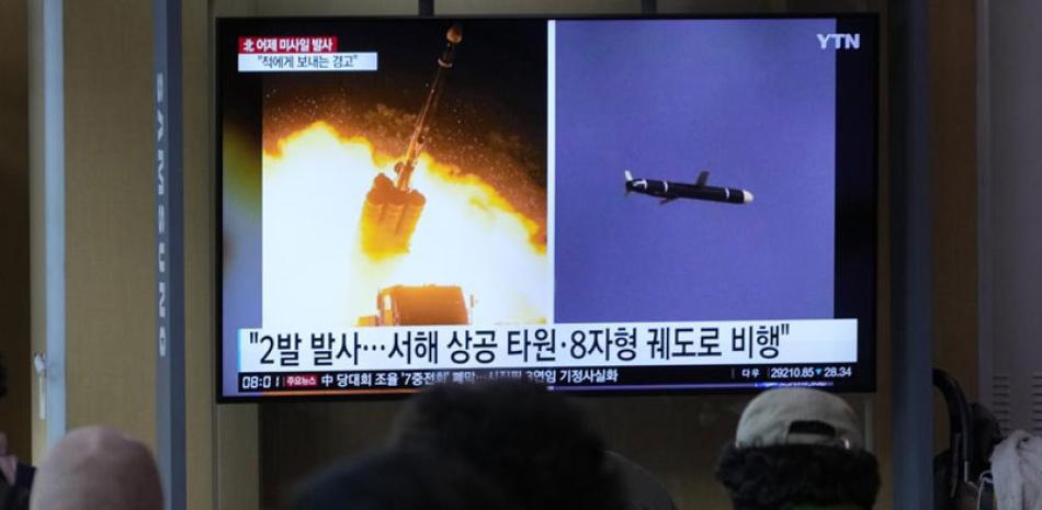 Una pantalla de TV muestra imágenes de archivo del lanzamiento de un misil de Corea del Norte, en la Estación de Trenes de Seúl en Seúl, Corea del Sur.  ap