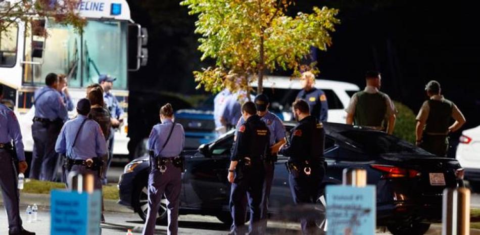 La policía se reúne en el Aldi en New Bern Avenue. /ap