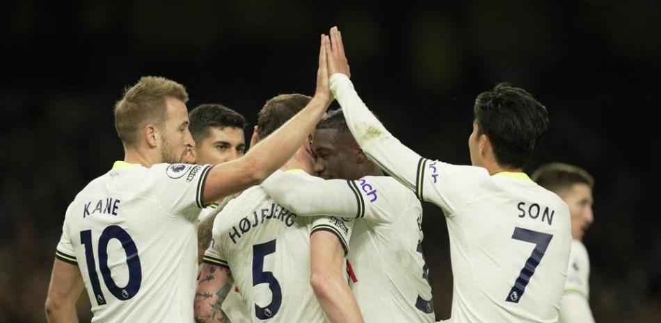 Pierre-Emile Hojbjerg, del Tottenham (5) festeja con sus compañeros luego de anotar el segundo gol en partido de la Liga Premier inglesa contra el Everton.
