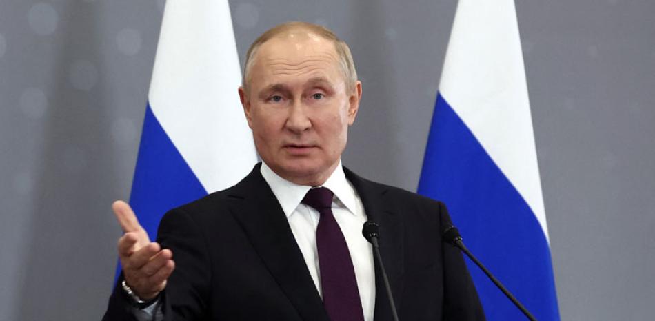 El presidente ruso, Vladimir Putin, gesticula durante una conferencia de prensa después de asistir a una cumbre con líderes de países postsoviéticos.  / afp