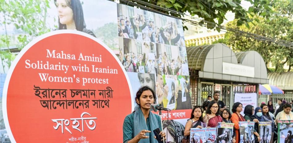 Activistas muestran pancartas en apoyo de las mujeres iraníes tras la muerte en Irán de Masha Amini, de 22 años, durante una manifestación en Dhaka el 15 de octubre de 2022.

Munir uz ZAMAN / AFP