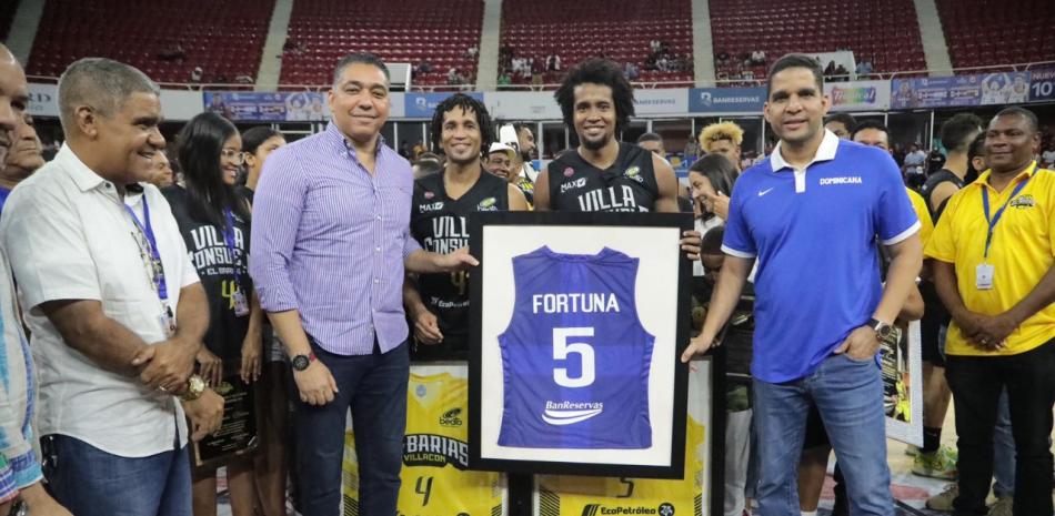 José y Manuel Fortuna son franqueados por Rafael Uribe, presidente, y Junior Páez, director administrativo de la Fedombal durante el acto de retiro como jugadores.