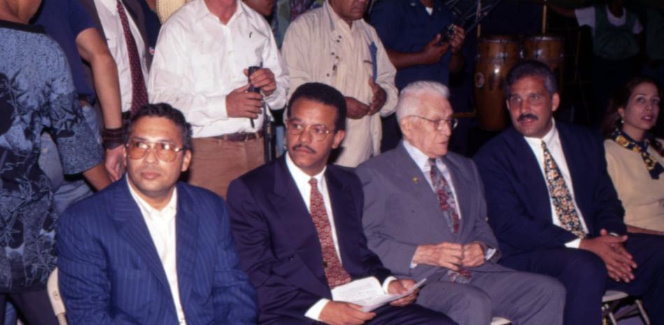 Los expresidentes Juan Bosch y Leonel Fernández en el año 1994. Foto: Archivo General de la Nación.