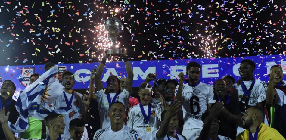 Integrantes del equipo del Cibao FC celebran con el trofeo de campeón 2022 de la LDF.