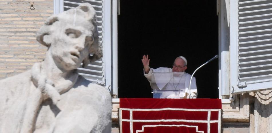El Papa Francisco saluda desde la ventana del palacio apostólico durante la oración semanal del Ángelus el 16 de octubre de 2022 en el Vaticano.
Filippo MONTEFORTE / AFP