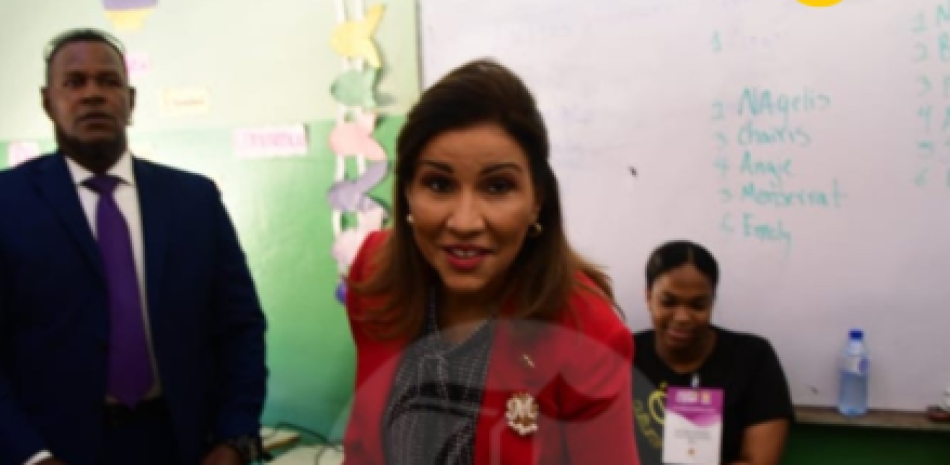 La aspirante presidencial por el PLD, Margarita Cedeño, durante su voto en la Escuela Santa Teresa de Jesús/ Jorge Luis Martínez Listín Diario