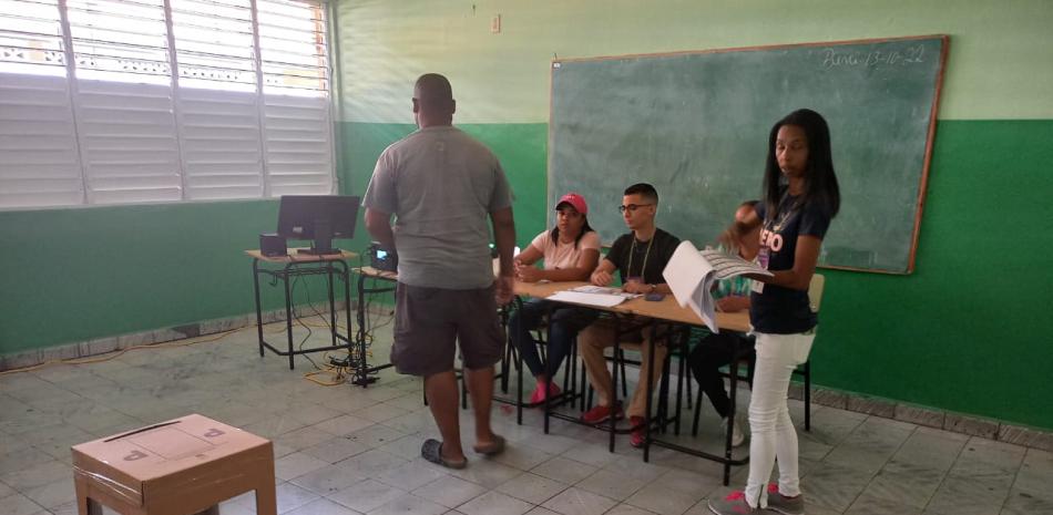 Votantes durante la consulta del PLD en Baní, Peravia. José Dicén / LD