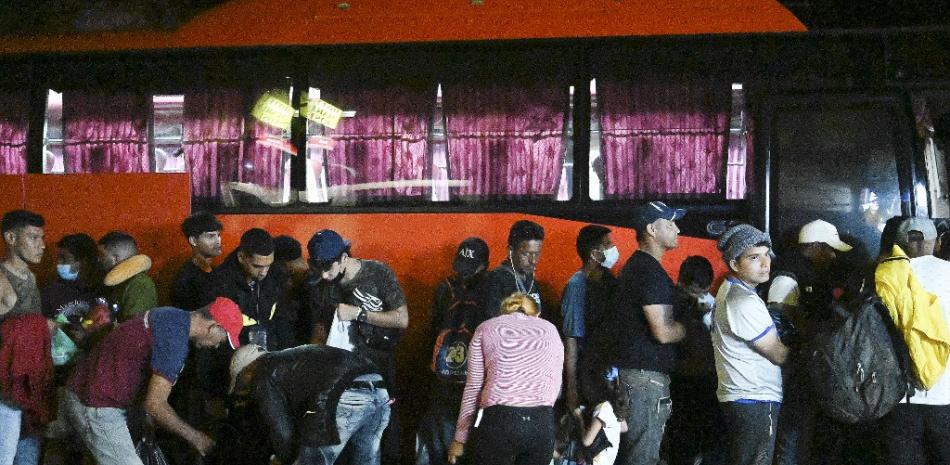 Migrantes venezolanos esperan para abordar un autobús que los transportará a Agua Caliente, en la frontera entre Honduras y Guatemala, en Tegucigalpa el 12 de octubre de 2022. Decenas de migrantes venezolanos piden dinero en la capital hondureña con la esperanza de llegar a Estados Unidos.
ORLANDO sierra / AFP