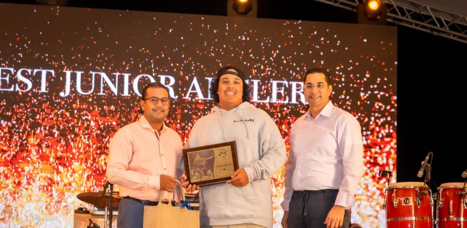 Integrantes de la lancha Reel Tight al momento de recibir premios como ganadores del torneo. Hacen entrega Jorge Subero Medina, presidente ejecutivo de Cap Cana, Héctor Baltazar, vicepresidente de operaciones y desarrollo y Silvano Suazo, director de la Marina Cap Cana.