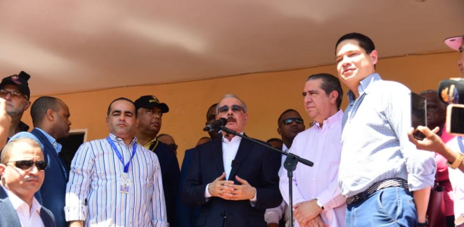 El presidente del PLD y expresidente del país, Danilo Medina, al hablar tras ejercer su voto en el liceo Estados Unidos, ubicado en la avenida México, Distrito Nacional. JORGE LUIS MARTINEZ/LD