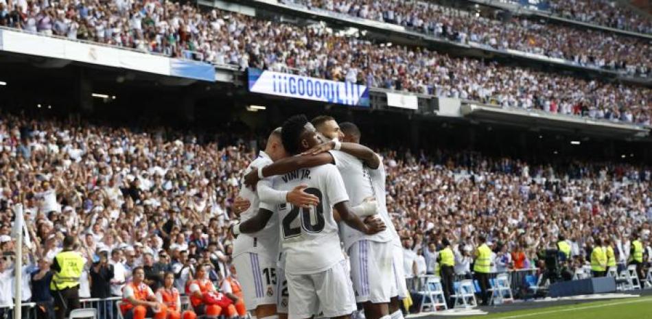 Jugadores del Real Madrid se abrazan tras ganar a su gran rival en LaLiga Santander.