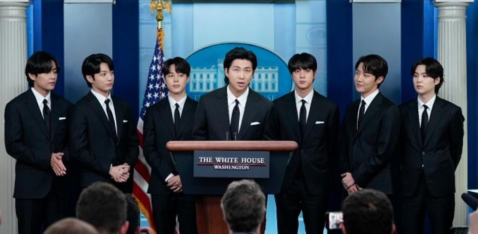 RM, en el centro, acompañado por otros miembros del grupo de K-pop BTS, de izquierda a derecha V, Jungkook, Jimin, Jin, J-Hope y Suga hablan durante la conferencia de prensa diaria en la Casa Blanca, en Washington, el martes 31 de mayo de 2022. (AP Foto/Evan Vucci, Archivo)