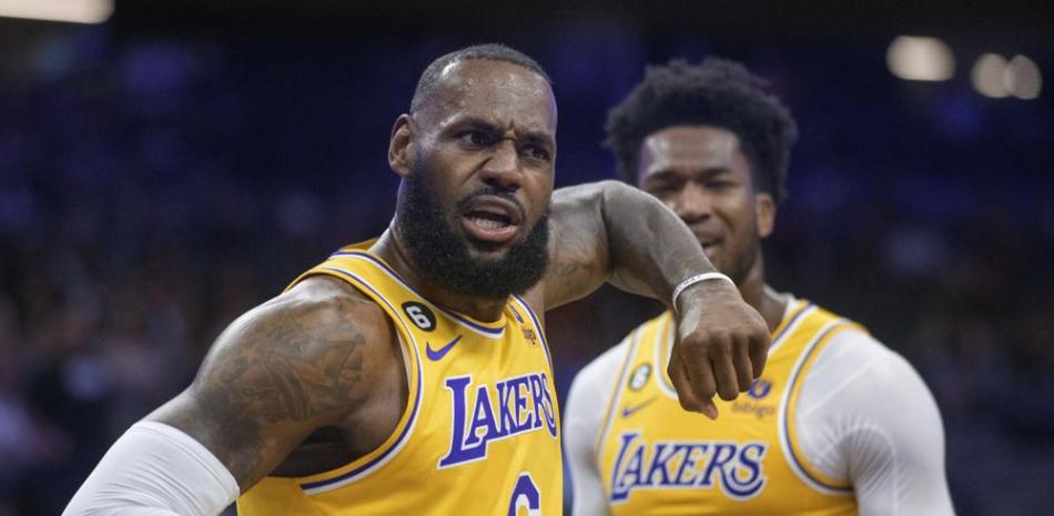LeBron James, de los Lakers, discute con un árbitro durante la pretemporada del baloncesto de la NBA.