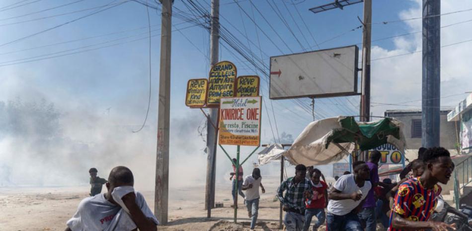Haití sigue siendo escenario de protestas callejeras, muchas de estas violentas, tras el anuncio del precio de los combustibles y ahora por amenazas de intervención militar./AP