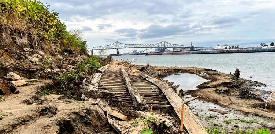 Los restos de una embarcación antigua yacen en una de las márgenes del río Mississippi, el lunes 17 de octubre de 2022, en Baton Rouge, Luisiana.

Foto: AP/Sara Cline