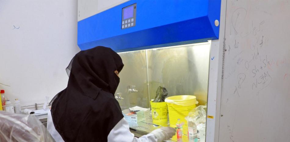 Un médico trabaja en un laboratorio utilizado para el diagnóstico de cáncer en un hospital en Saná, la capital yemení controlada por los rebeldes, el 17 de octubre de 2022. 
Foto: MOHAMMED HUWAIS / AFP