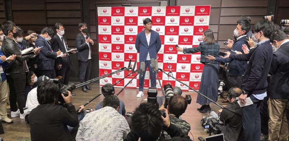 Shohei Ohtani, de los Angelinos de Los Ángeles, charla con periodistas tras regresar a Japón en el aeropuerto internacional de Haneda en Tokio.