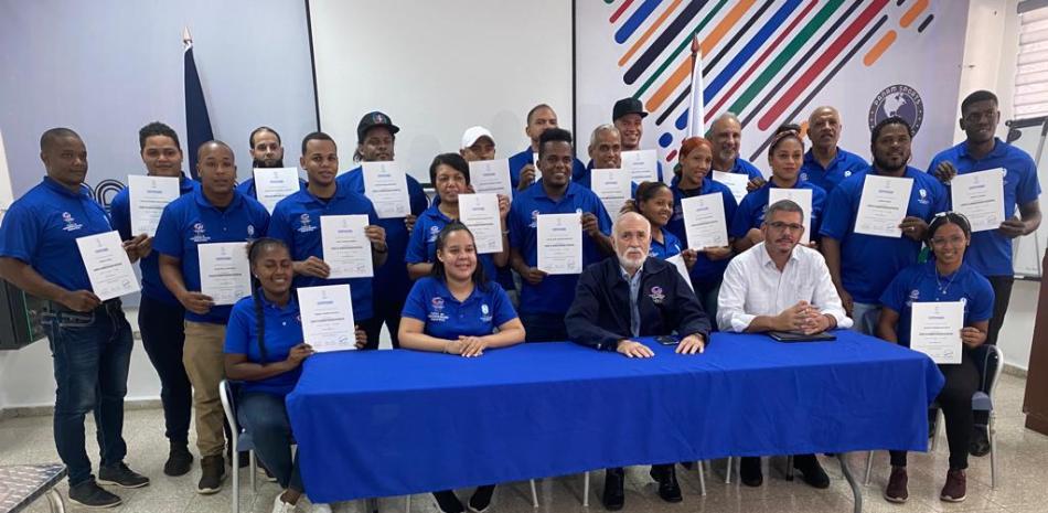 Participantes en el curso Administración Deportiva, junto a directivos del COD.