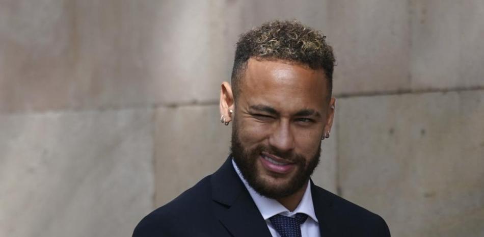 Neymar, ex jugador del Barcelona y actualmente del Paris Saint-Germain, al retirarse de un juzgado en Barcelona.