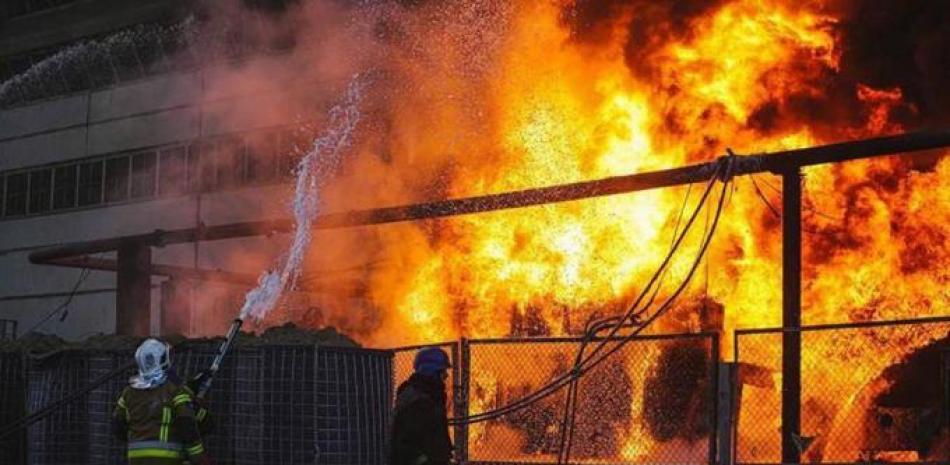 Bomberos combaten un incendio tras un bombardeo ruso en Kiev, capital de Ucrania, donde Rusia a lanzado ataques con “drones suicidas” a instalaciones para suministro de electricidad y agua. EFE /