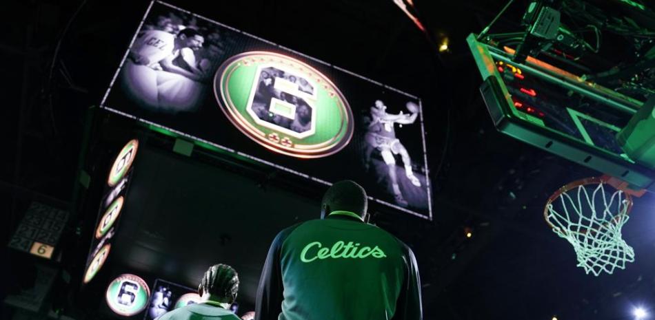El equipo de los Celtics de Boston le rindió un homenaje al finado Bill Russell antes de su partido frente a los Sixers.