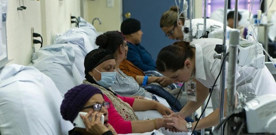Fotografía de archivo donde se observa a personal de salud atendiendo a pacientes con cáncer en un hospital de especialidades en la ciudad de Guadalajara, en Jalisco (México). EFE/Carlos Zepeda