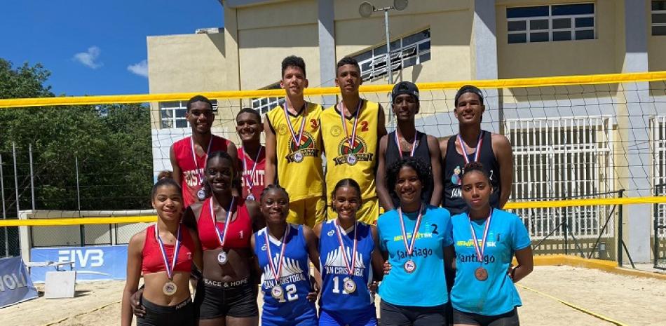 Los ganadores de los primeros tres lugares en cada rama del Torneo Nacional de Voleibol de Playa.